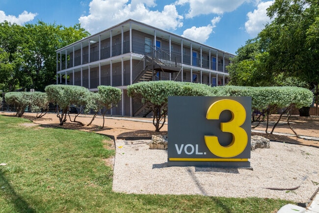 Building Photo - Volume