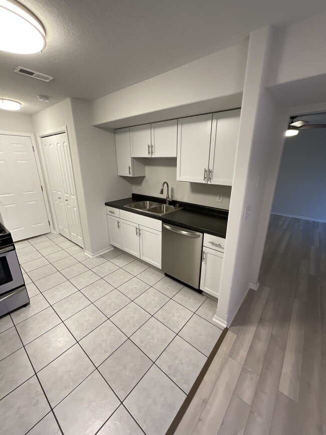 Kitchen - 1319 Lemna Ave