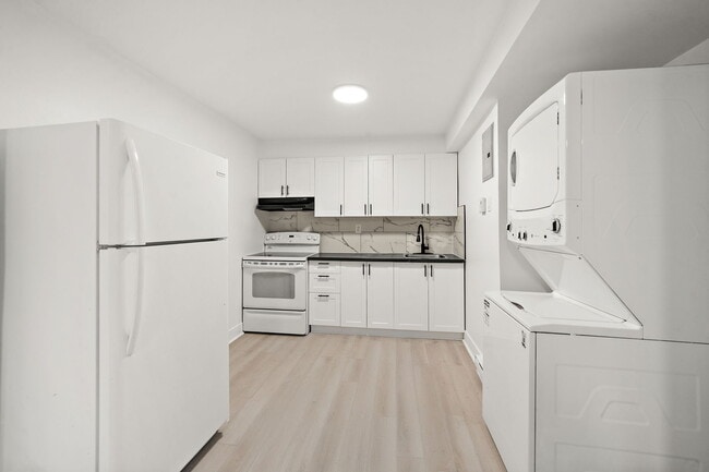 Photo - 2555 Davidson