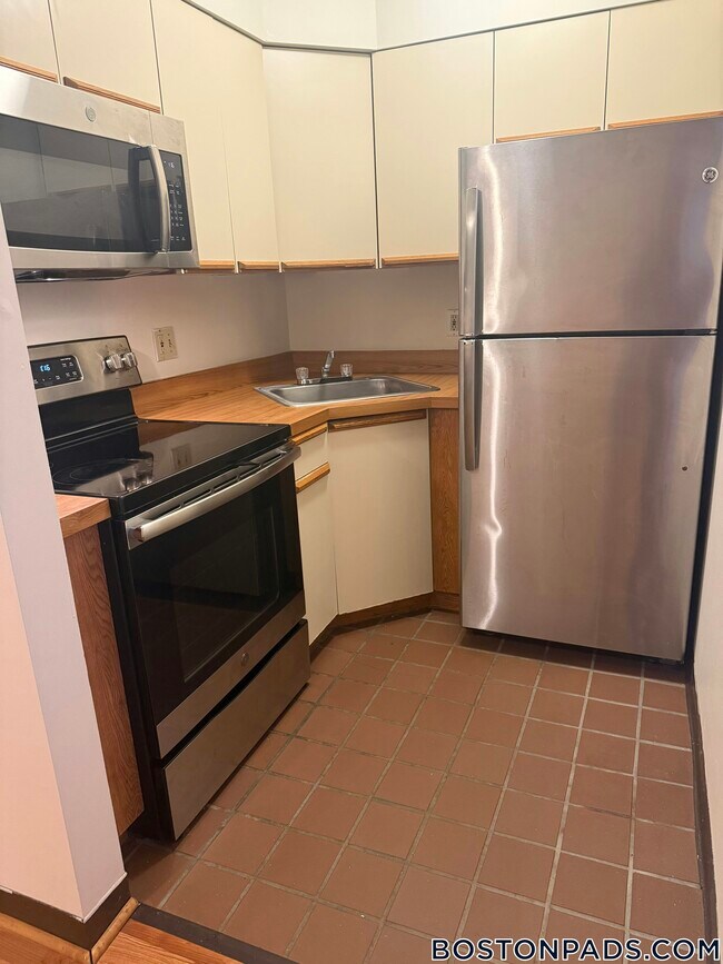 Building Photo - 81 Essex St Rental