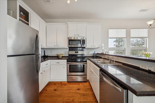 Photo - 725 Martin St