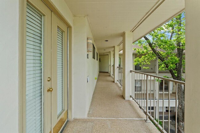 Photo - 409 E 38th St Unit 305