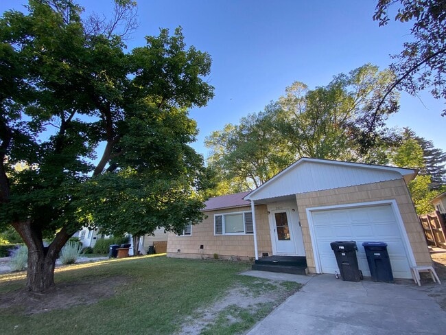 Crestview Three Bedroom House with Garage - Crestview Three Bedroom House with Garage