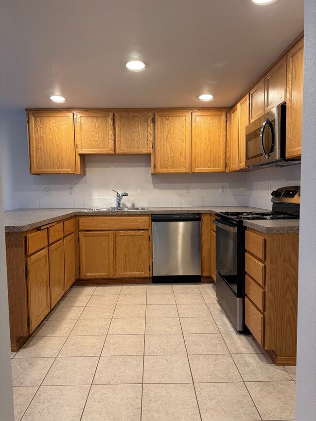 Building Photo - Charming 3-Bed Duplex with 2.5 Baths & 1600 Sq Ft - Prime Spanaway Location!