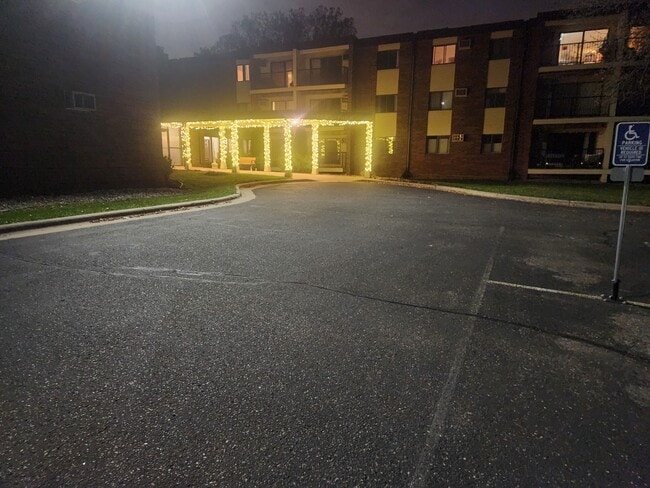 Building Photo - 4 Pine Tree Dr Unit 214