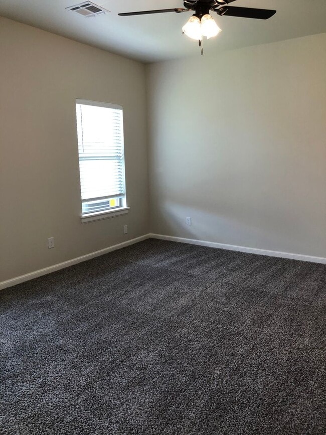 Photo - 3-bedroom, 2.5 bathroom, 2 car garage