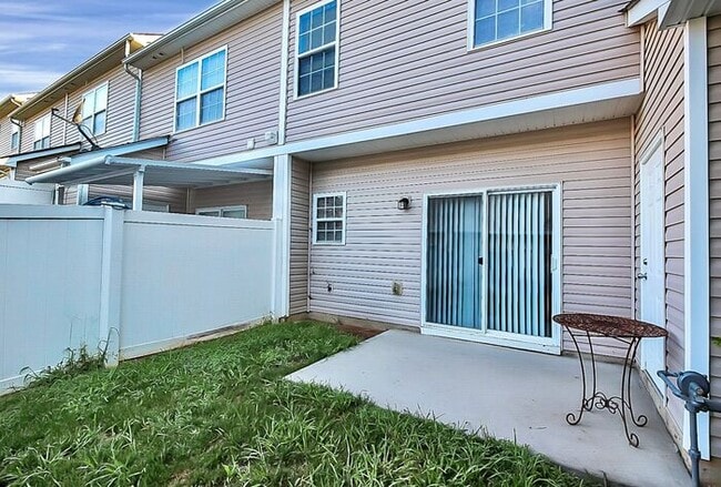 Photo - End Unit 3BD/2.5BA Townhome in Mill Creek!