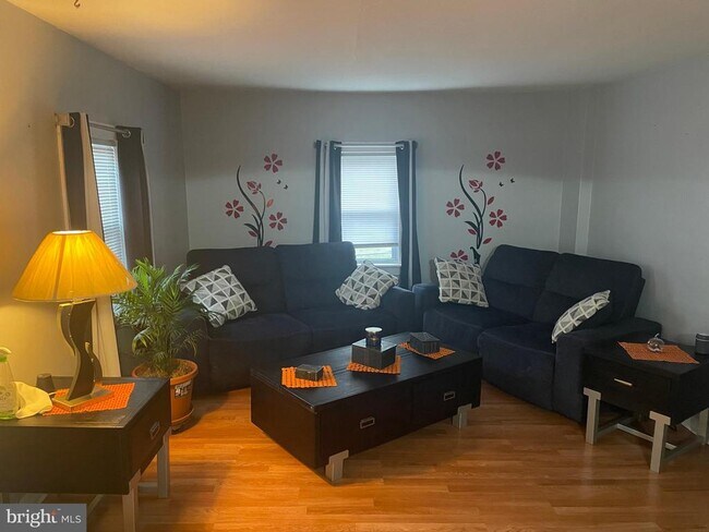 Photo - 695 W Kings Hwy