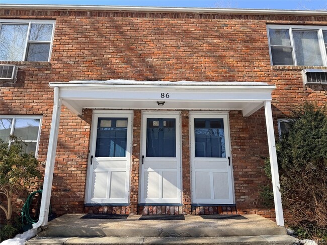 Building Photo - 86 McLoughlin St Unit D