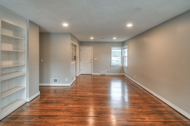 Photo - 5415 Poppleton Ave