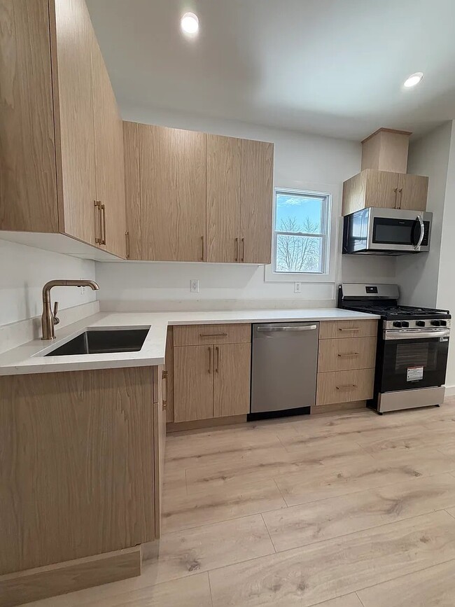 Building Photo - 10 Wadsworth St Unit 4