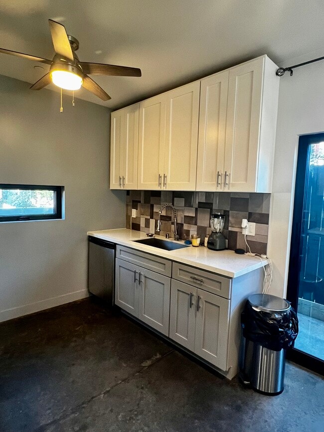 Photo - 4610 E 4th St