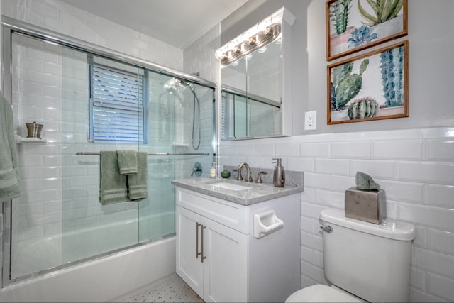 White Shaker Style Bath - Fairfield Courtyard at Bayport