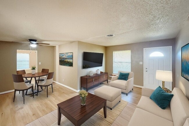 Photo - 822 Bandera Ln