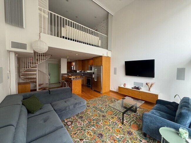Building Photo - Charming Loft - 2 bed/ 2.5 bath in prime d...