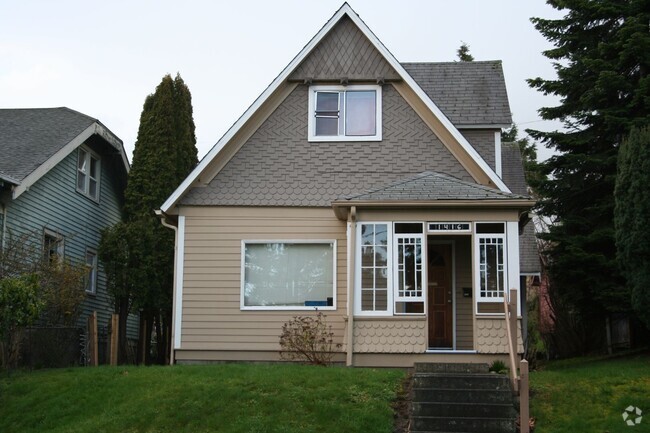 Building Photo - PRELEASE: 5 bdrm/2 bath in York neighborhood Rental