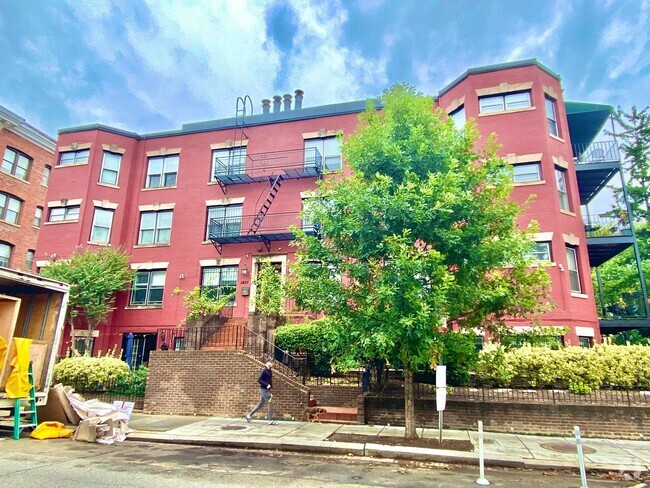 Building Photo - Logan/Dupont 1BR 1BA unit with hardwood fl... Rental