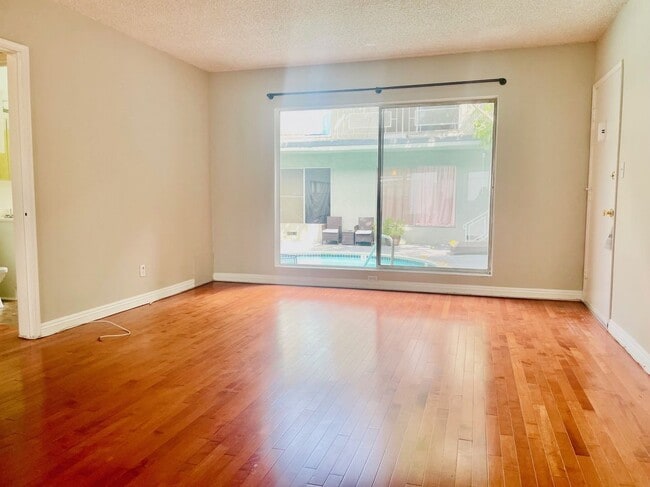 Photo - 941 N San Vicente Blvd Unidad Apt 2