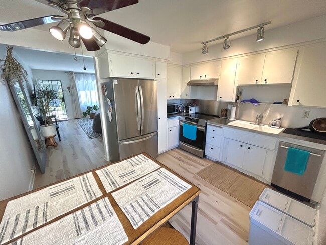 Building Photo - 800 N Eucalyptus Ave