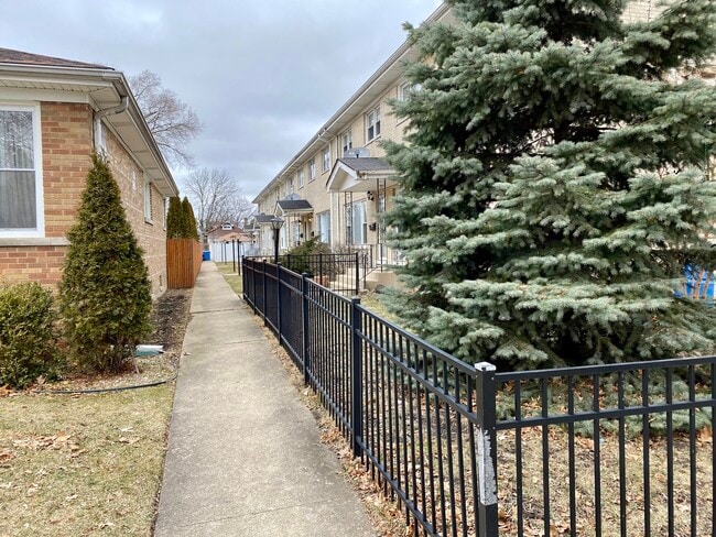 Building Photo - 5526 W Windsor Ave