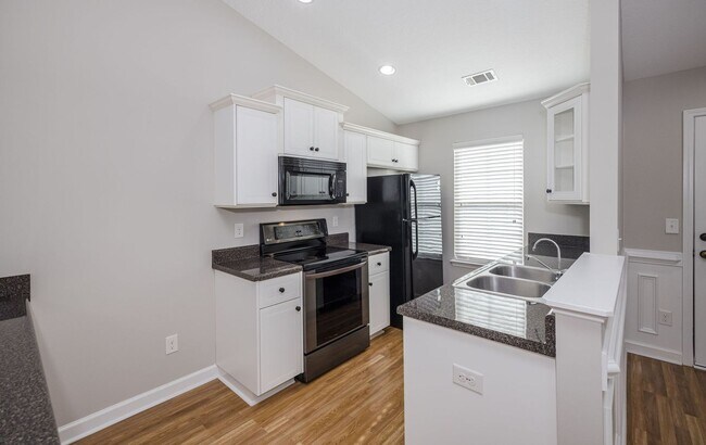 Photo - 304 York Ln