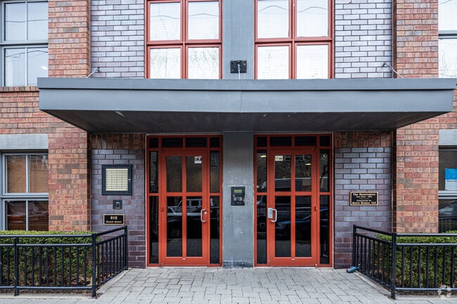 Entrada - Huntington Condominiums