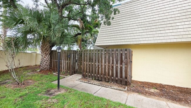 Building Photo - Tropic Villas North 2 bedroom 2 1/2 bath condo