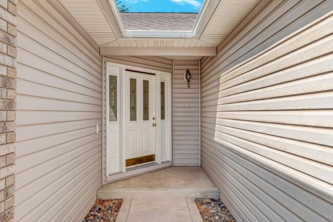 Photo - 3 bedroom home with fenced yard and garage in desirable neighborhood!