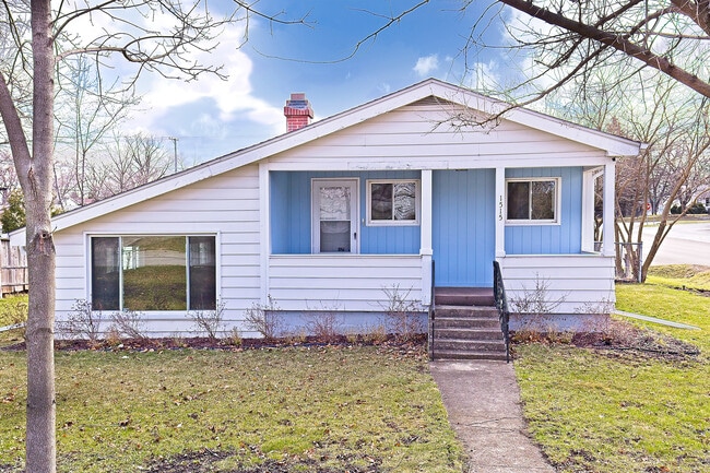 Building Photo - 1515 N Pleasant Dr Rental