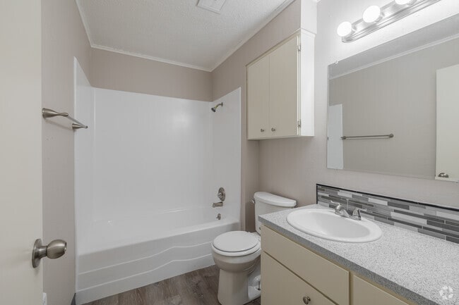 2BR, 1BA - 818SF - Bathroom - Royal Oaks Apartments