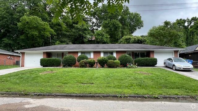 Building Photo - 211 Elmwood Dr Rental