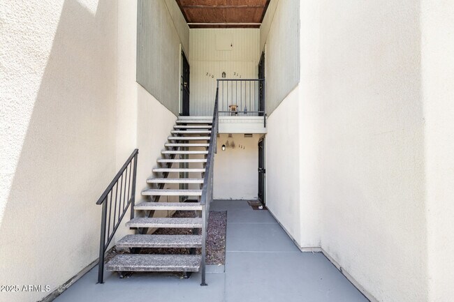 Photo - 729 W Coolidge St Unit 211