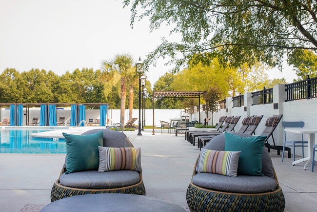 Haven at Birkdale Village Poolside Lounge
