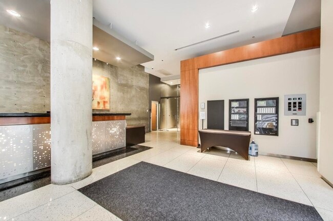 Photo - 700 N Larrabee St