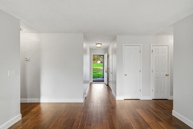 entrance foyer - 1453 Chessingham Dr