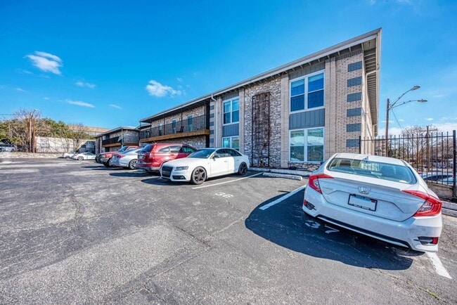 Building Photo - Great pricing for a 2 bedroom so close to Downtown and UT #106 Unit 106