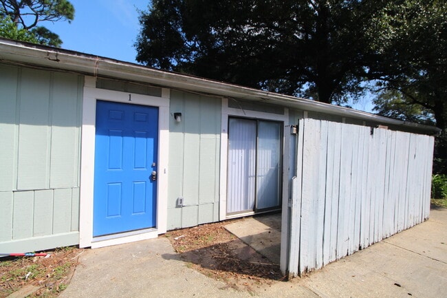 Building Photo - Updated 2-Bedroom Apartment with Private P... Unit 1