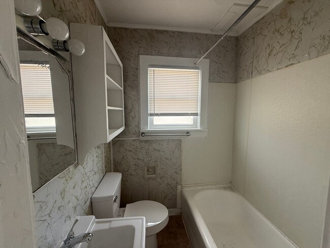 Photo - 1 bedroom, 1 bathroom Apartment! AVAILABLE NOW! Unit Apt #04