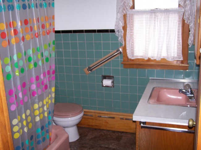 Photo - 305 N 6th St