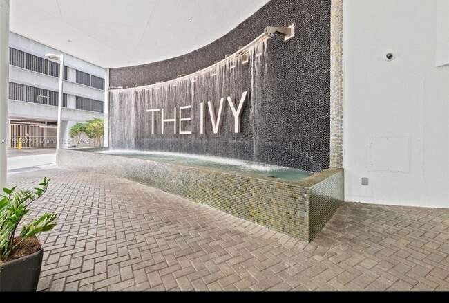 Building Photo - 90 SW 3rd St Unit 2406