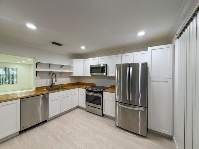 Building Photo - 13165 Chadwick Ct Unit 26