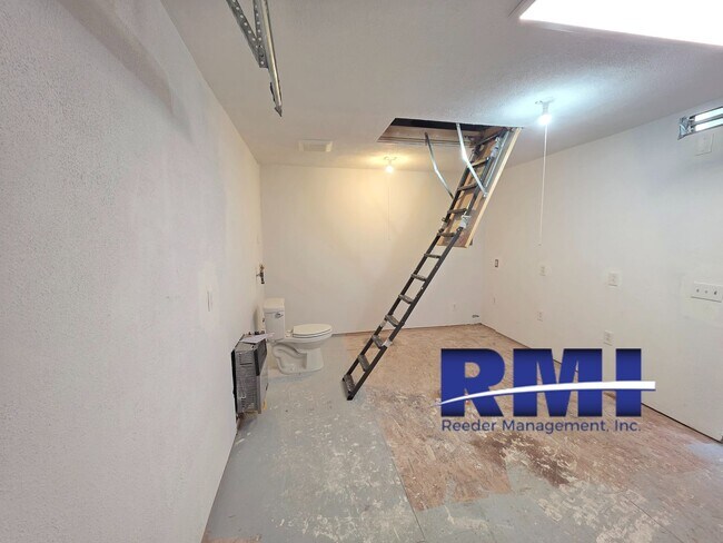 Photo - ONE OF A KIND STUIDO & GARAGE/SHOP INCLUDED!!!! Unit B