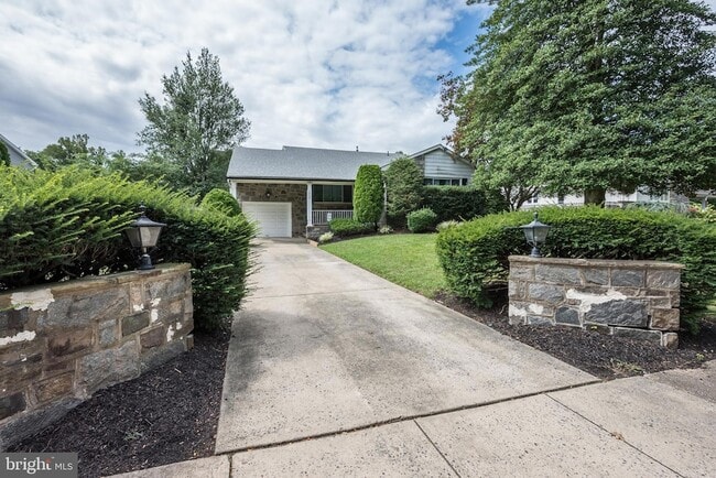 Building Photo - 1717 Country Club Dr Rental