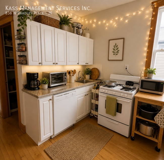 Building Photo - 838 W Bradley Pl Unit 2F