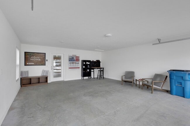 Garaje adjunto para dos autos con todos los planos de planta de dos habitaciones - Redwood Amherst