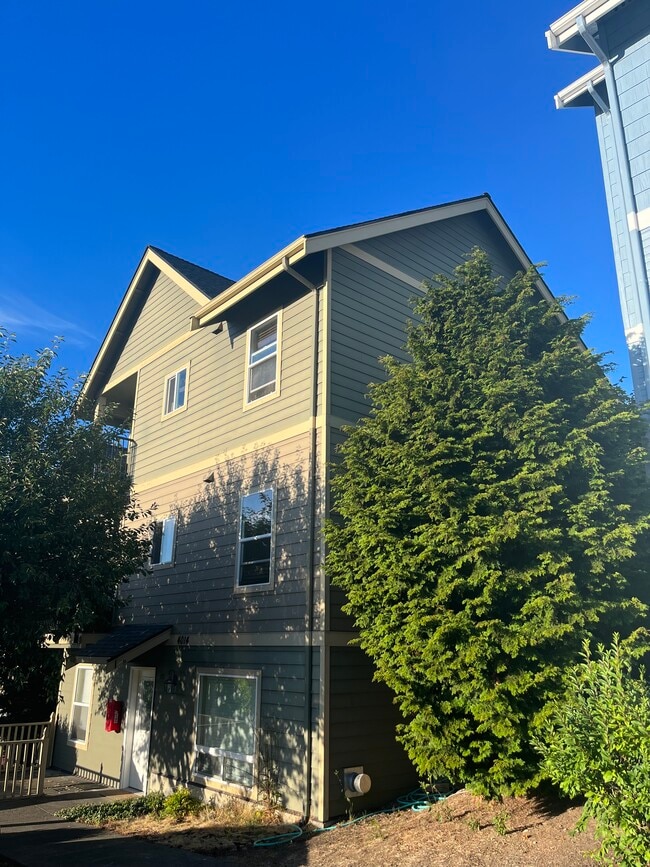 Building Photo - 4014 Byron Ave Unit B101