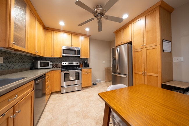 Photo - 1606 Grotto St N