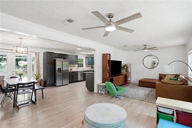 1720 Mary Lou Ln SE