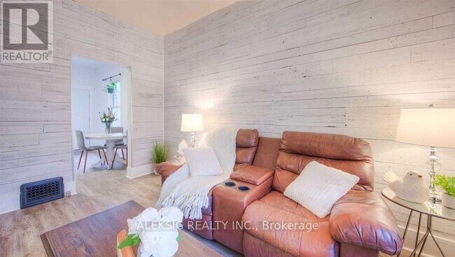 Photo - 271 Brock St