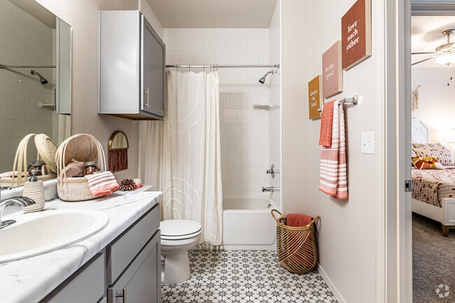 1BR, 1BA - 879SF